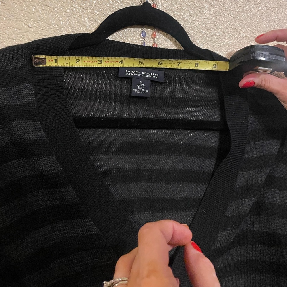 Banana Republic Extra Fine Italian Merino Black and Gray V-Neck sweater - Picture 5 of 8